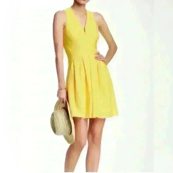 GUESS Women’s size 6 Sunny Yellow V-Neck Pleated A-Line Dress, gold zip front - Picture 2 of 13